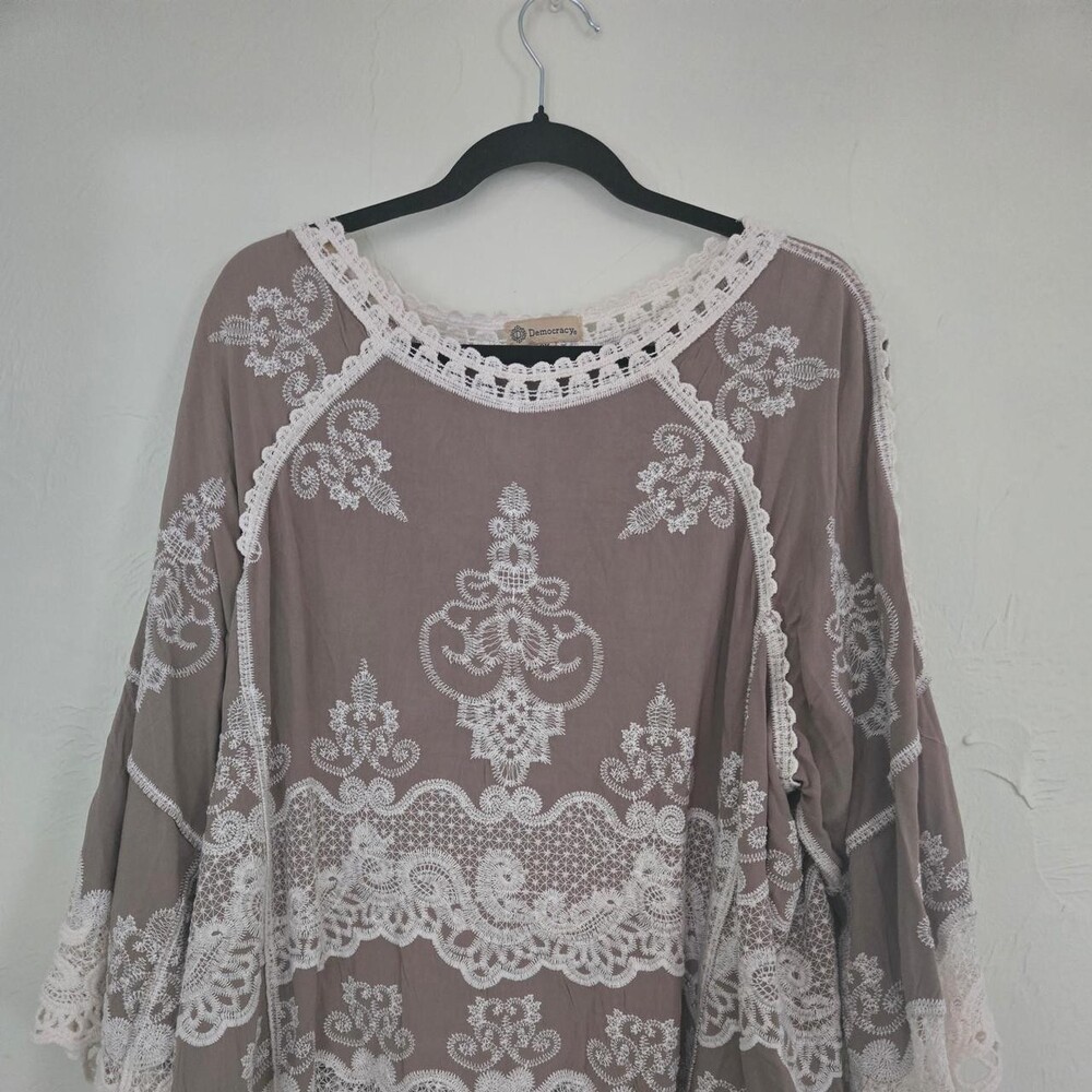 This beautiful Democracy brand blouse features a sophisticated taupe or mushroom